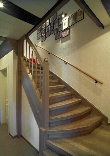 Treppenrenovierung nach außen geschwungener Stufen - HK Treppenrenovierung